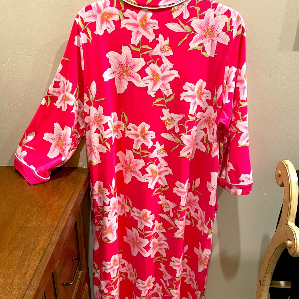 BedHead three-quarter sleeve classic cotton caftan; pink with lilies - Picture 2 of 10